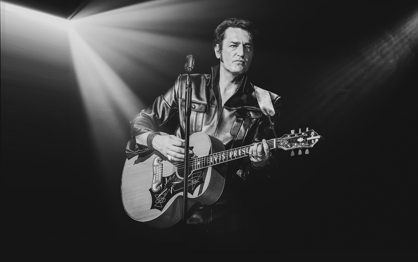 J.J.KING mit Gitarre auf der Bühne